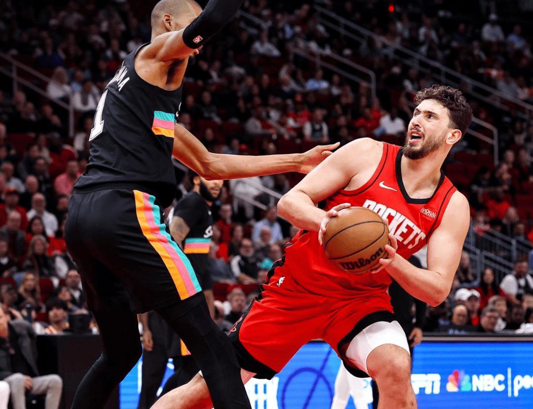 星空体育官方入口-1年350万底薪！却打成球队老大！NBA最可怜的超巨，你该得到尊重